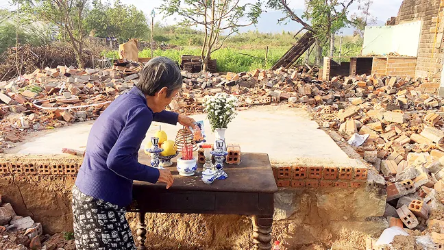 Căn nhà của chị Võ Thị Liên chỉ còn là đống gạch vụn. Cụ Lại (mẹ chị Liên) lập bàn thờ con giữa nền nhà trơ trọi