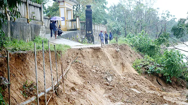 Sạt lở sông Hương vào sát cổng Trường Tiểu học Hương Thọ (Thừa Thiên - Huế)             