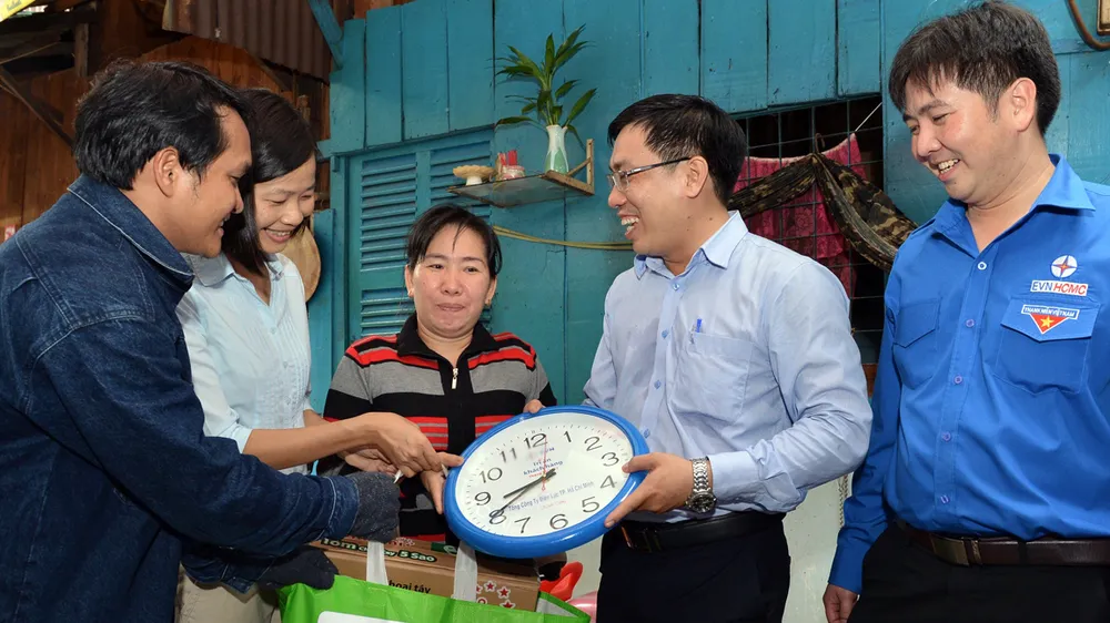 Đoàn Tổng Công ty Điện lực TPHCM tặng quà cho người dân