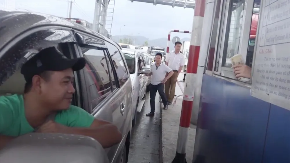 Tài xế dùng tiền lẻ qua Trạm thu phí BOT Ninh An nhằm phản đối chủ đầu tư  đặt trạm sai vị trí