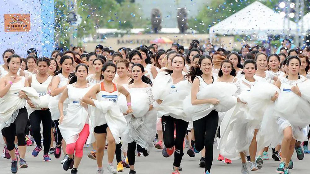 Thi chạy lấy tiền làm đám cưới ở Bangkok