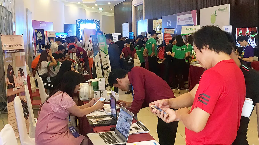 Các bạn trẻ, doanh nghiệp cùng trao đổi, tìm kiếm cơ hội hợp tác trong ngày hội về kinh doanh trực tuyến ở TPHCM