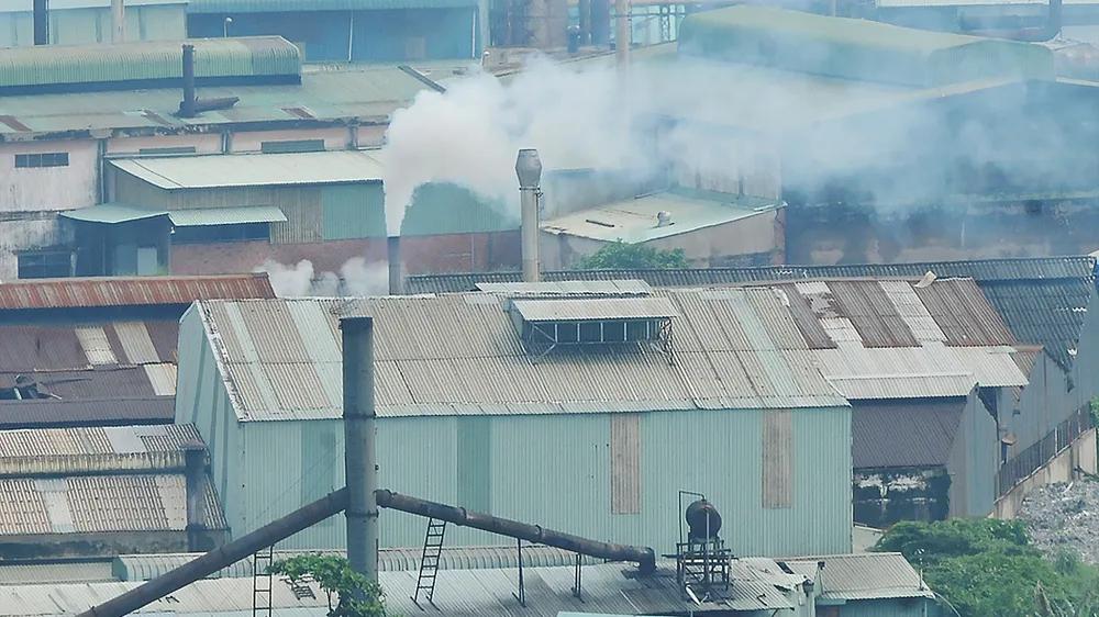 Khói thải từ sản xuất tại phường Đông Hưng Thuận, quận 12     Ảnh: THÀNH TRÍ