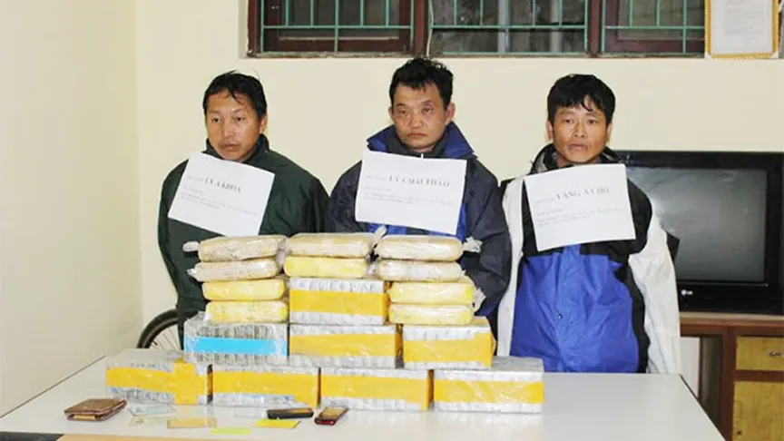 Ba đối tượng cùng tang vật. Ảnh: CAND