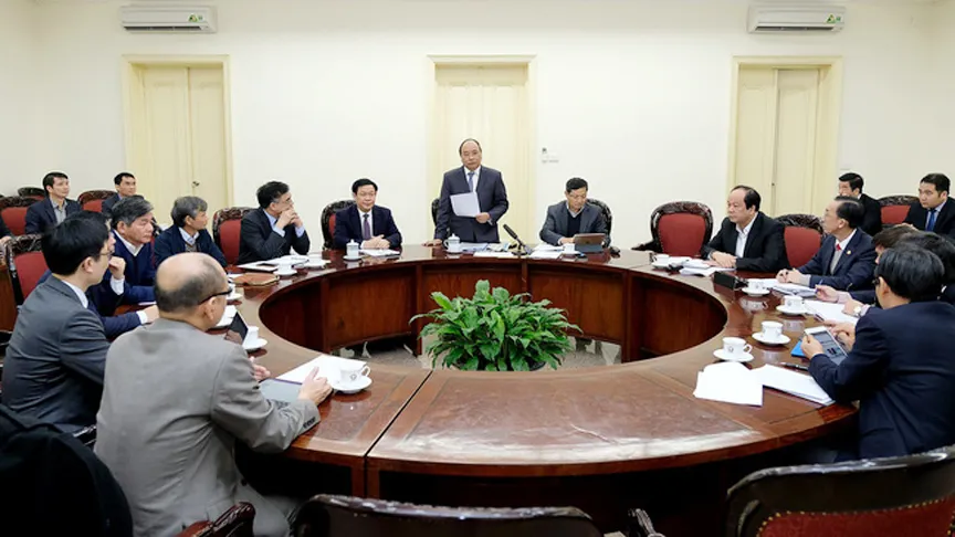 Thủ tướng Nguyễn Xuân Phúc làm việc với Tổ tư vấn kinh tế. Ảnh: VGP