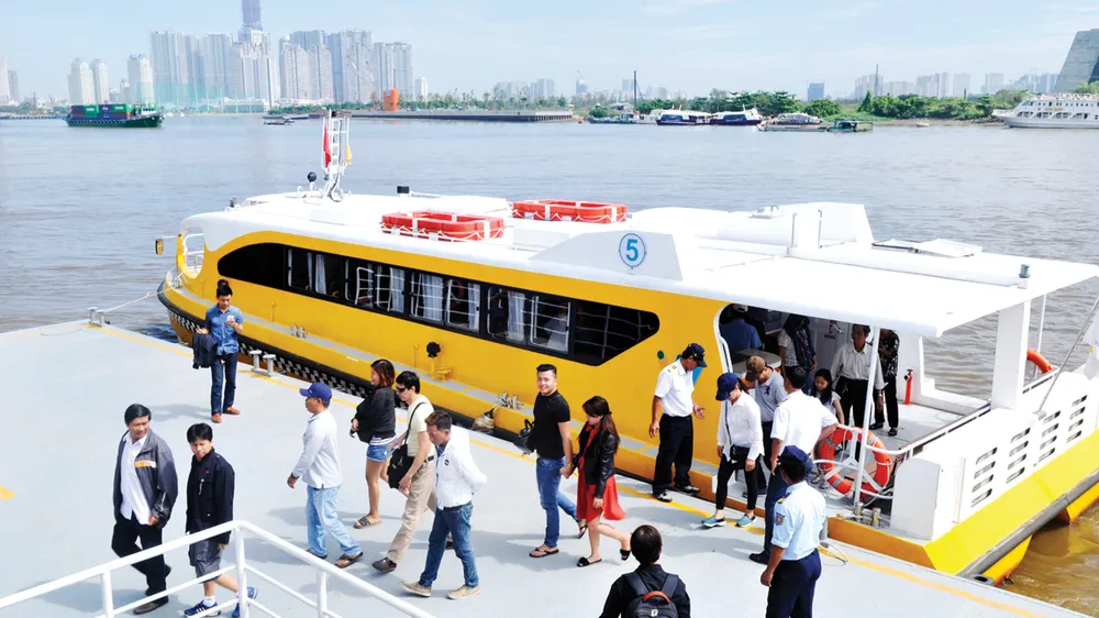 Hành khách đi buýt đường sông                                                                                                        Ảnh: THÀNH TRÍ