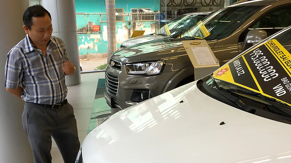 Xem ô tô tại salon Chevrolet Sài Gòn              Ảnh: CTV