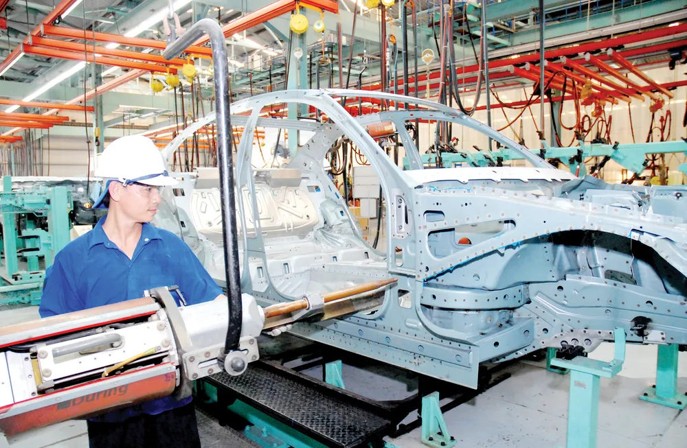 Lắp ráp ô tô tại một công ty ở TPHCM. Ảnh:  THÀNH TRÍ