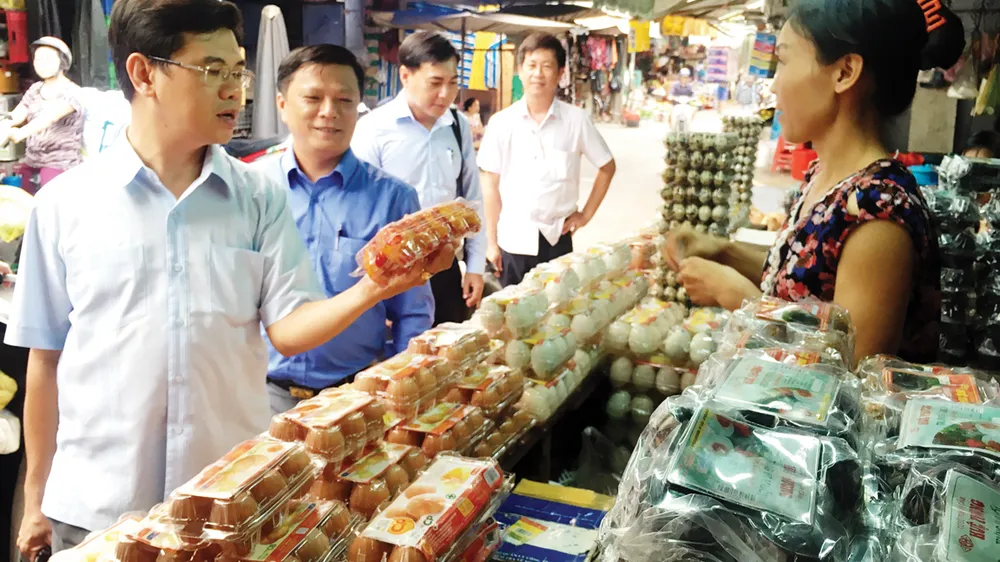 Kiểm tra nguồn gốc sản phẩm bày bán tại chợ truyền thống