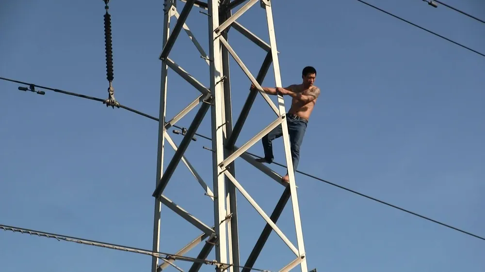 Nam thanh niên xăm trổ có biểu hiện ngáo đá vừa nhún nhảy, la hét trên cột điện cao thế