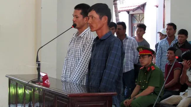 Bị cáo Phan Đình Lộc (áo xanh đen kẻ sọc), Đỗ Văn Quý (áo trắng kẻ sọc vuông) tại phiên tòa