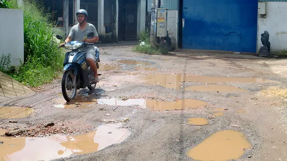 Đường trong khu dân cư lầy lội dù tiền đã được đóng góp từ hơn 20 năm qua  