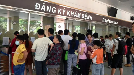 Bệnh nhân xếp hàng chờ làm thủ tục khám bệnh