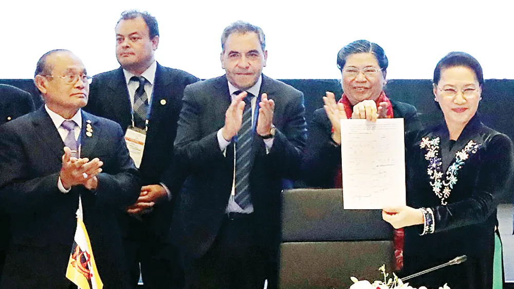 Chủ tịch Quốc hội Nguyễn Thị Kim Ngân với tuyên bố chung  được các quốc gia ký kết                                       Ảnh: TTXVN