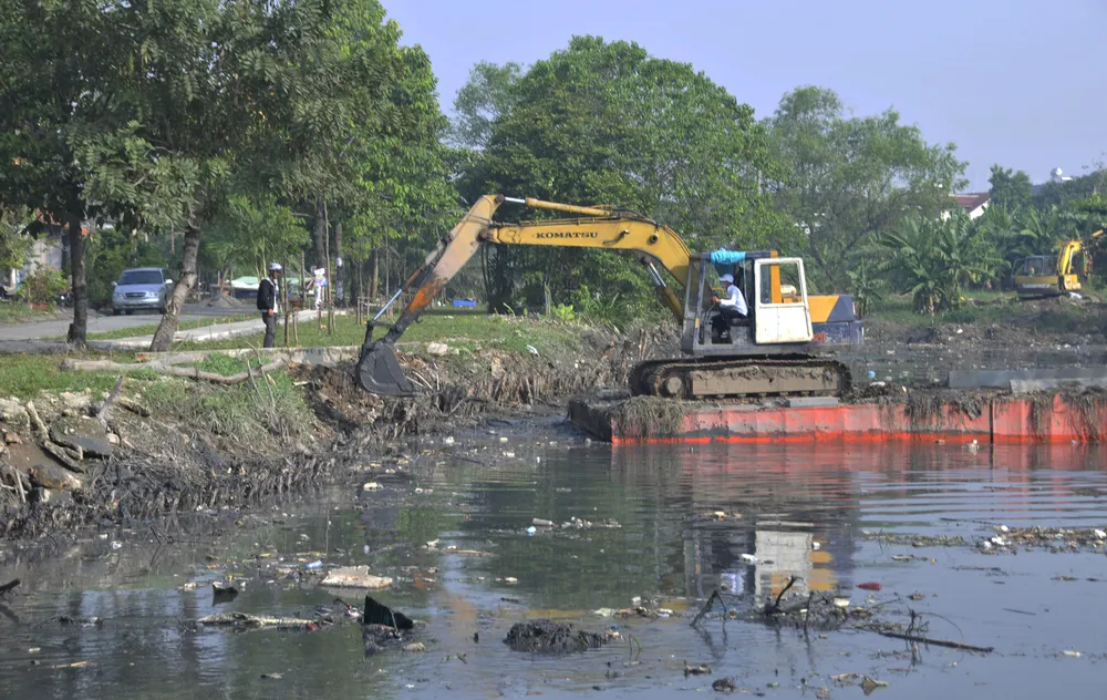Nạo vét nhánh rạch Bà Lớn, huyện Bình Chánh để  khơi thông dòng chảy  Ảnh: THÀNH TRÍ