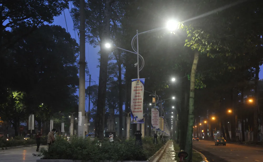                             Đèn LED chiếu sáng tại Công viên Văn Lang                 Ảnh: CAO THĂNG