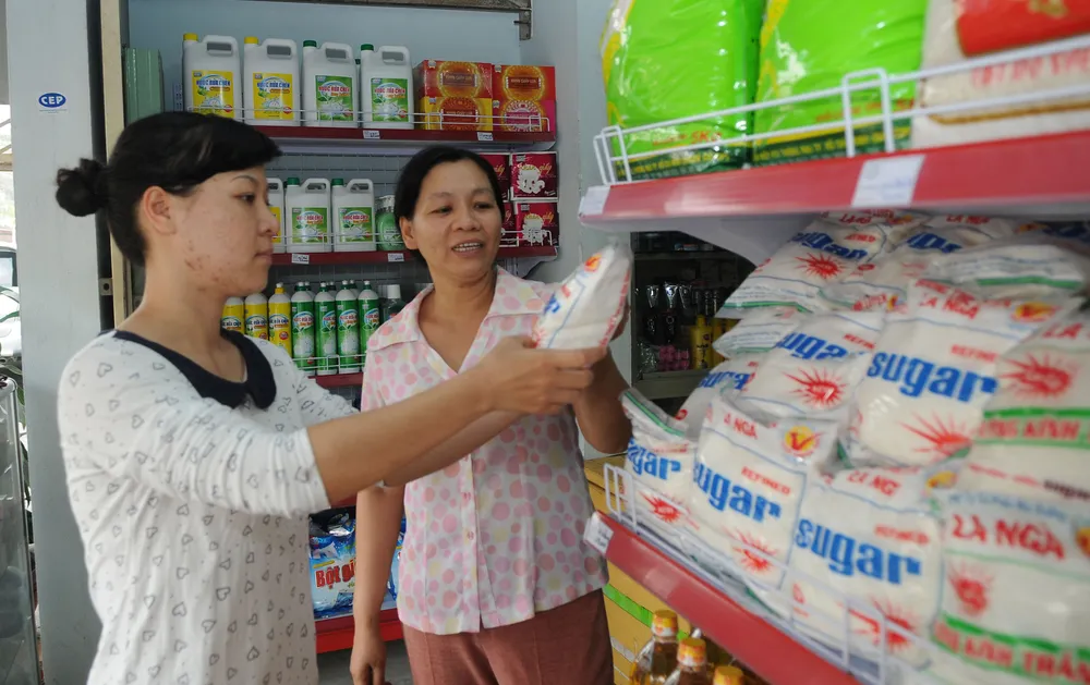        Người tiêu dùng chọn mua đường tại cửa hàng liên kết “Hội Phụ nữ - Co.op” ở quận 12                                                                                                                                                  Ảnh: THÀNH TRÍ