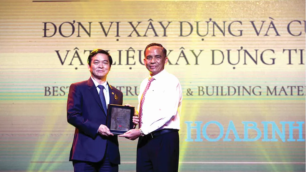 Nhiều tin vui đến với Công ty Cổ phần Tập đoàn Xây dựng Hòa Bình trong tháng 1-2018 ảnh 1