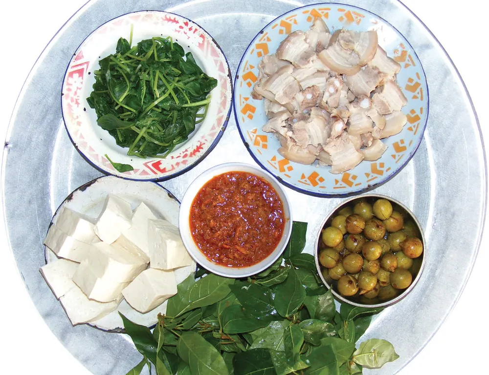 Mâm cơm dân dã nhưng được  “ăn ghém” với món mắm tép “tiến vua”