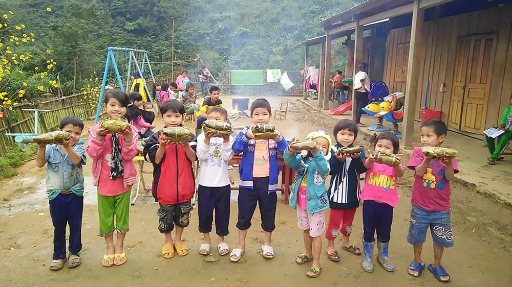 Các em nhỏ Ca Dong hạnh phúc với thành quả tự làm