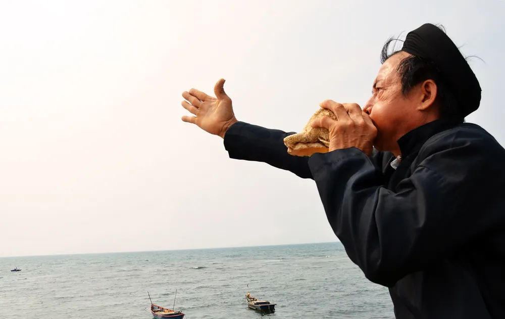 Người dân đảo tỏi thổi ốc u nghinh rước vong linh hùng binh, hải đội Hoàng Sa trong “Lễ Khao lề thế lính Hoàng Sa”                                                                                                                                             