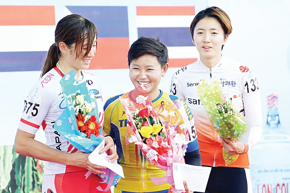 Bóng hồng đường đua ảnh 6