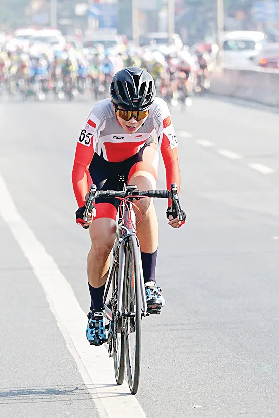 Bóng hồng đường đua ảnh 1