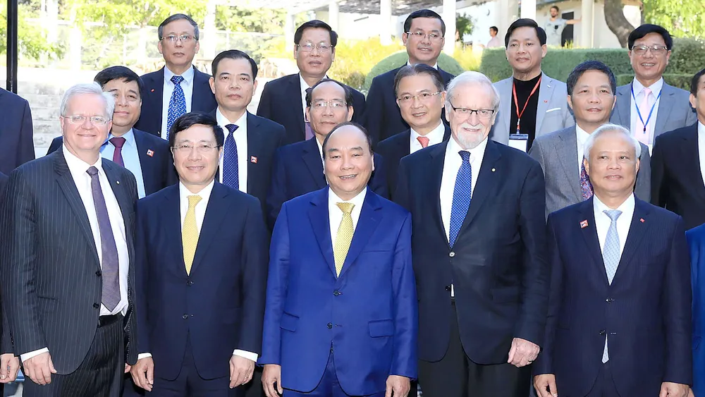 Thủ tướng Nguyễn Xuân Phúc chụp ảnh lưu niệm cùng các đại biểu  Trường Đại học Quốc gia Australia          Ảnh: TTXVN