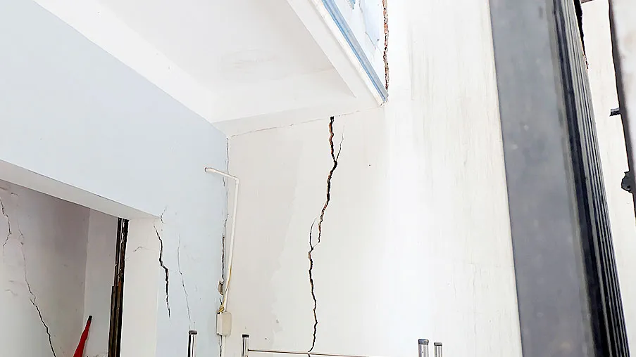 Nhiều căn nhà bị hư hại trầm trọng do việc thi công Wilton Tower