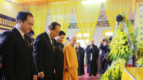 Phó Thủ tướng Thường trực Trương Hòa Bình dâng hoa viếng Hòa thượng Thích Thanh Sam. Ảnh: TTXVN