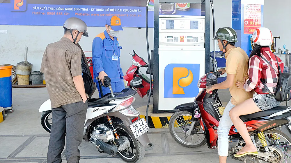 Đổ xăng E5 tại cây xăng góc đường Kinh Dương Vương - Hậu Giang. Ảnh: CAO THĂNG