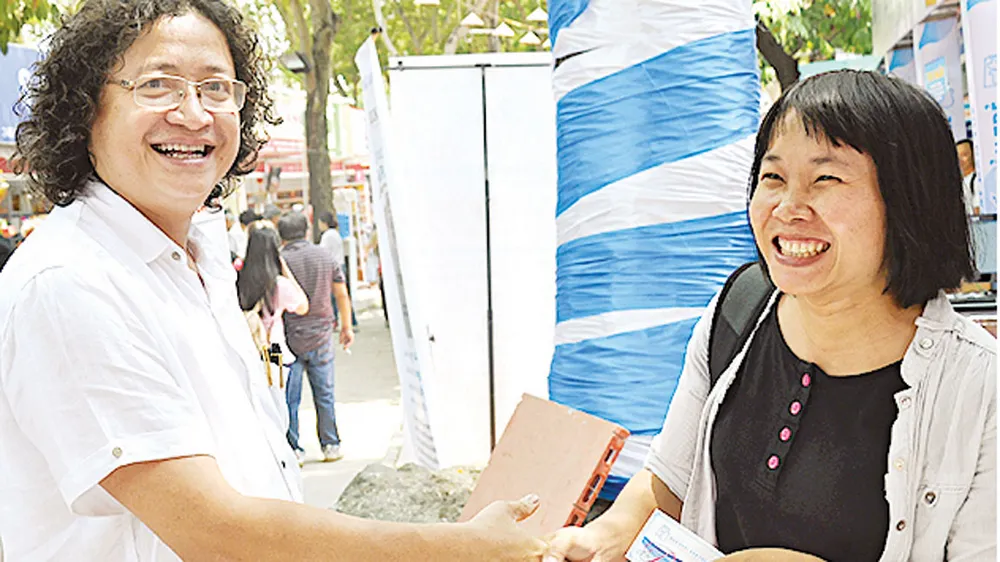 Ông Nguyễn Minh Nhựt, Giám đốc NXB Trẻ cùng nhà văn Nguyễn Ngọc Tư, một trong các tác giả chủ lực của  NXB thời gian qua