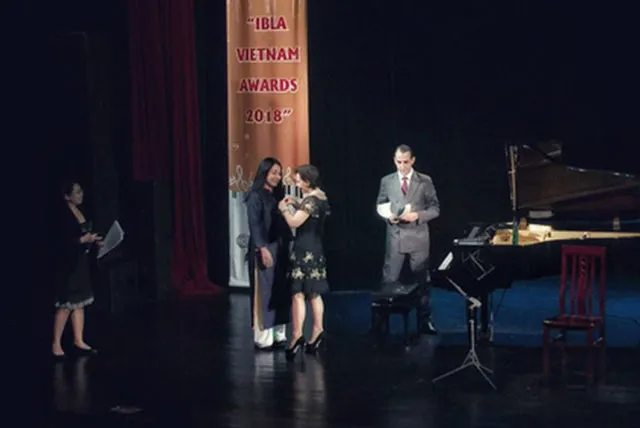 Bà Cecilia Piccioni - Đại sứ đặc mệnh toàn quyền Cộng hòa Italia tại Việt Nam đại diện trao Huân chương Hiệp sĩ của Chính phủ Italia dành tặng NTK Minh Hạnh