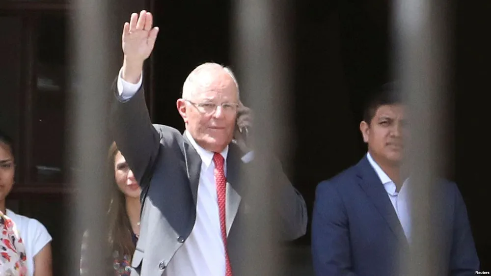 Pedro Pablo Kuczynski rời Dinh Tổng thống ở Lima, Peru, sau khi từ chức ngày 21-3-2018. Ảnh: REUTERS