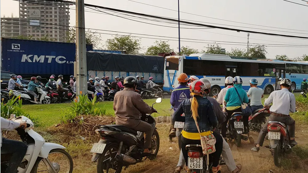 Xa lộ Hà Nội kẹt xe nghiêm trọng, giao thông hỗn loạn ảnh 4