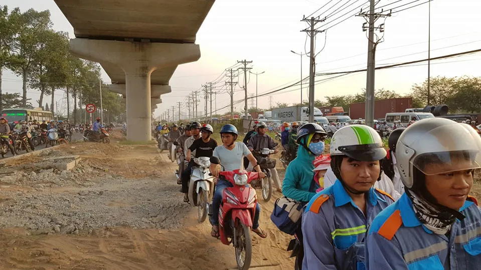 Xa lộ Hà Nội kẹt xe nghiêm trọng, giao thông hỗn loạn ảnh 3