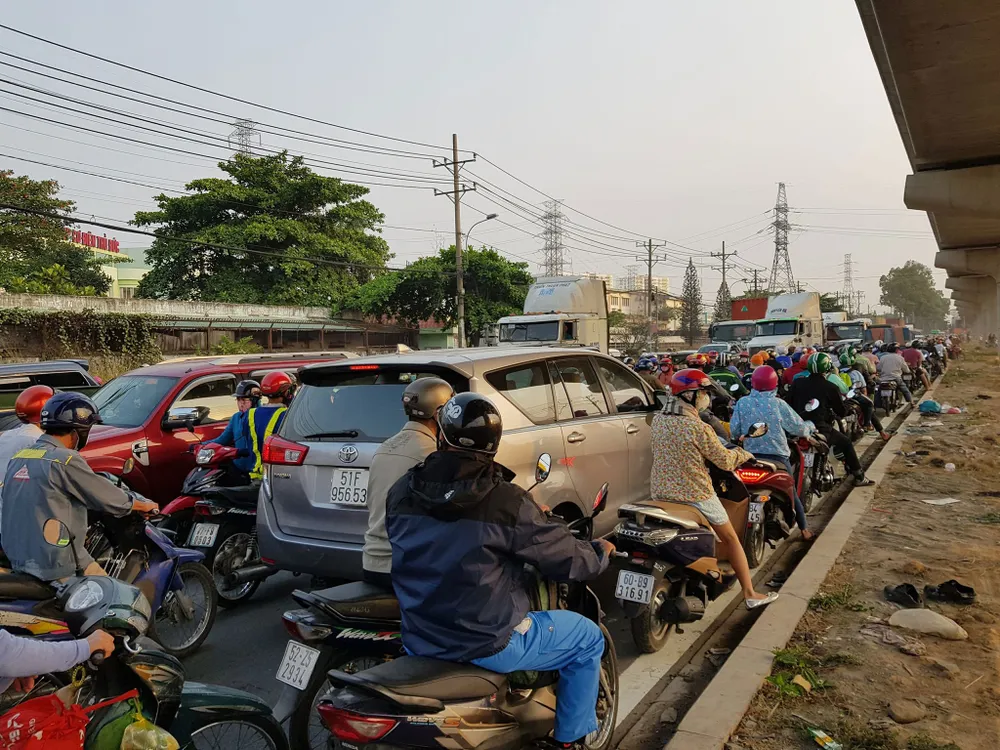 Xa lộ Hà Nội kẹt xe nghiêm trọng, giao thông hỗn loạn ảnh 2