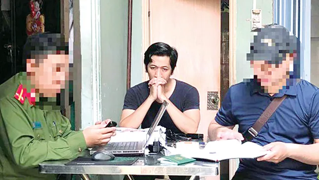 Cảnh sát khám xét, lập biên bản thu giữ tang vật tại nhà  một nghi can trên đường Tôn Thất Hiệp, quận 11, TPHCM