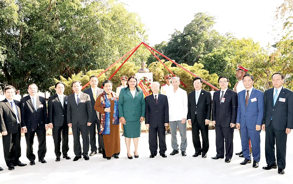 Tổng Bí thư Nguyễn Phú Trọng và các đại biểu tại Tượng đài Chủ tịch Hồ Chí Minh                                                             Ảnh:  TTXVN