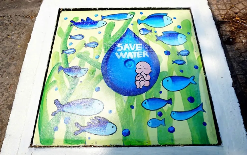 Vẽ tranh trên nắp cống