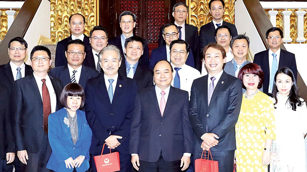 Thủ tướng Nguyễn Xuân Phúc và đoàn đại biểu  Hiệp hội các nhà sản xuất Singapore.    Ảnh: TTXVN