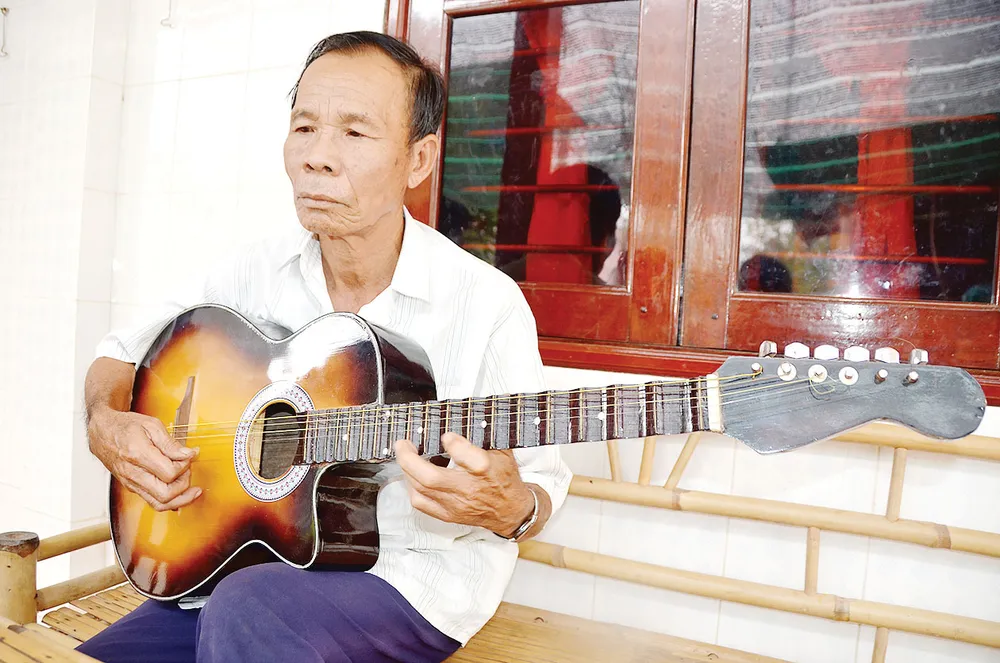 Nghệ nhân dân gian Tư Huỳnh               Ảnh:  ĐINH CÔNG NAM