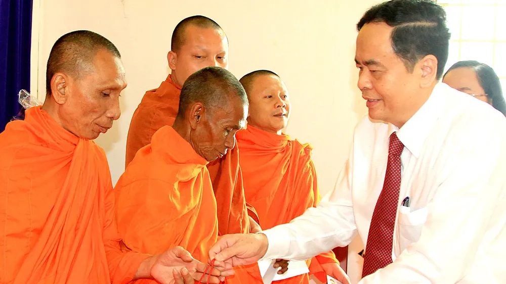 Ông Trần Thanh Mẫn tặng quà các thành viên tiêu biểu Hội đoàn kết sư sãi yêu nước thành phố Cần Thơ       Ảnh: TUẤN QUANG