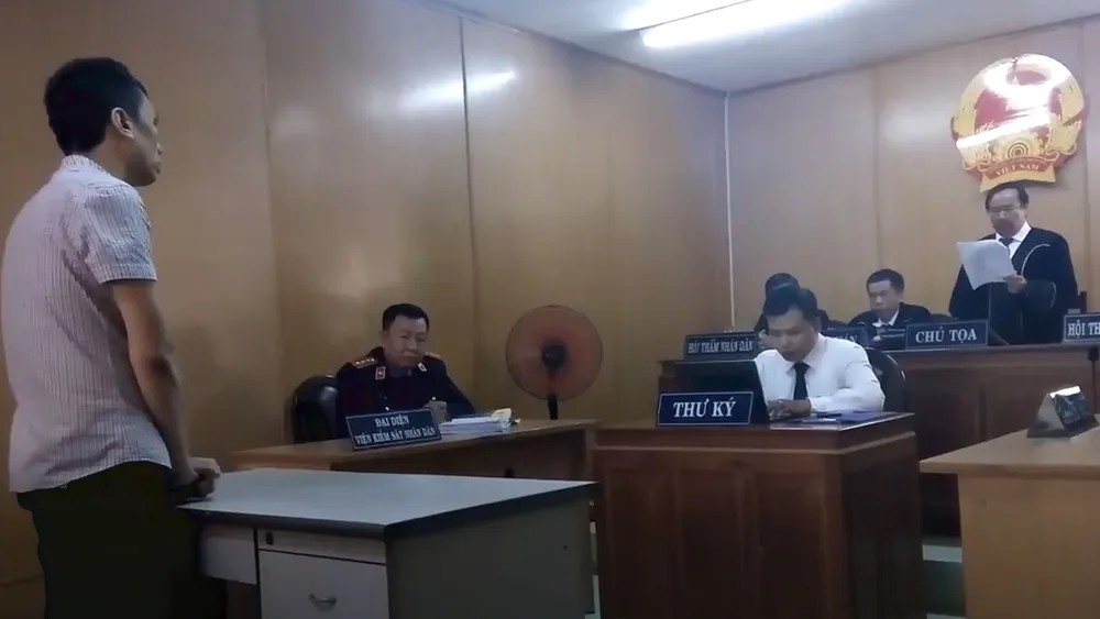 TAND TPHCM đã tuyên phạt Nguyễn Hoàng Dương (33 tuổi) mức án 7 năm tù về tội “Gián điệp”, 1 năm tù về tội “Cưỡng đoạt tài sản”