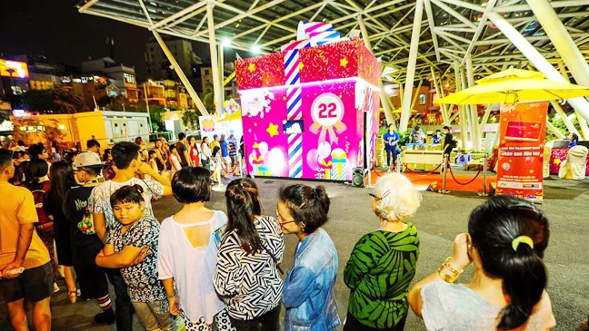 Hộp quà khổng lồ thu hút hàng ngàn người tại Sense Market