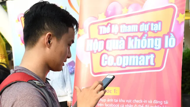 Hộp quà khổng lồ thu hút hàng ngàn người tại Sense Market ảnh 1