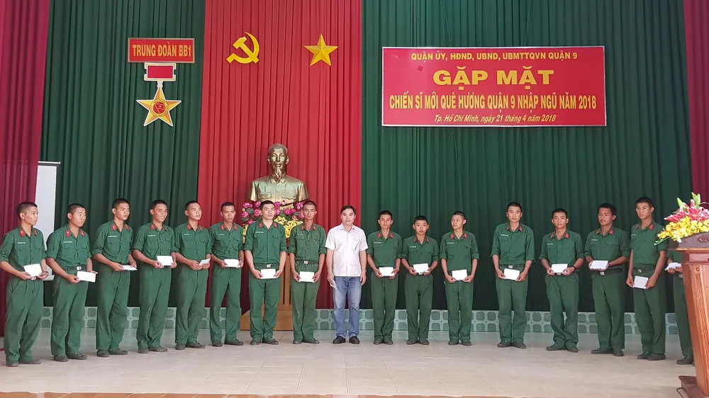 Lãnh đạo Quận 9 thăm, tặng quà 80 chiến sĩ nhập ngũ năm 2018 ảnh 1