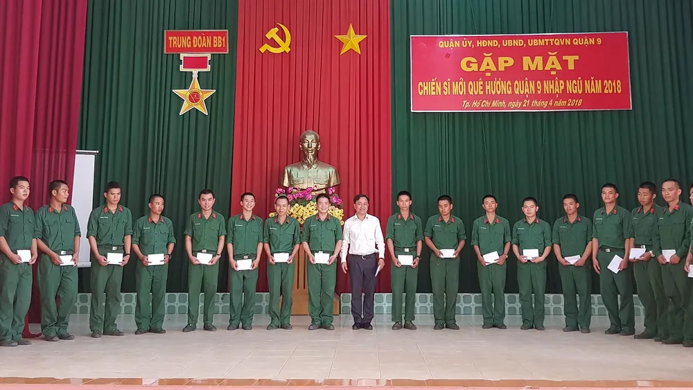 Lãnh đạo Quận 9 thăm, tặng quà 80 chiến sĩ nhập ngũ năm 2018 ảnh 2