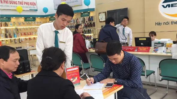 Khách hàng đến bổ sung thông tin cá nhân và ảnh chân dung tại điểm giao dịch