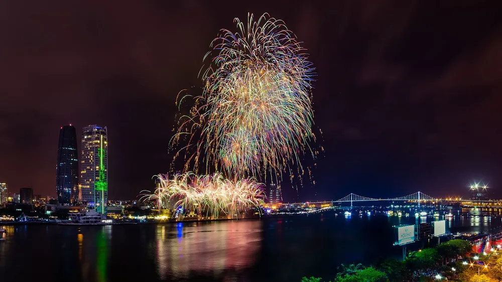       Du khách săn vé pháo hoa Đà Nẵng đêm khai mạc